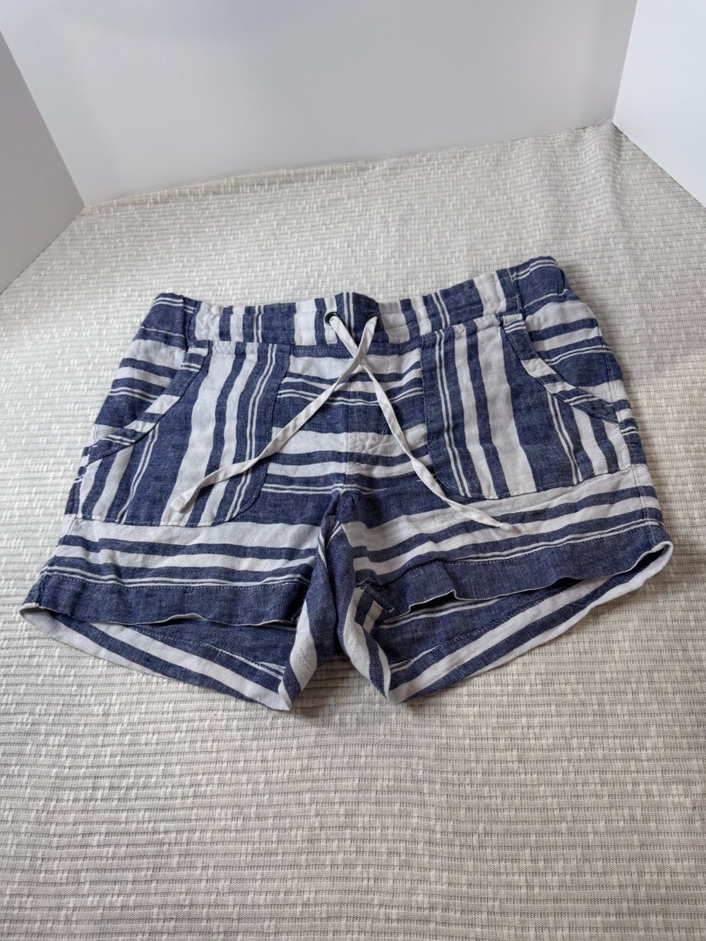 Athleta 100% Linen Blue White Stripe Drawstring Shorts Women’s Size 10